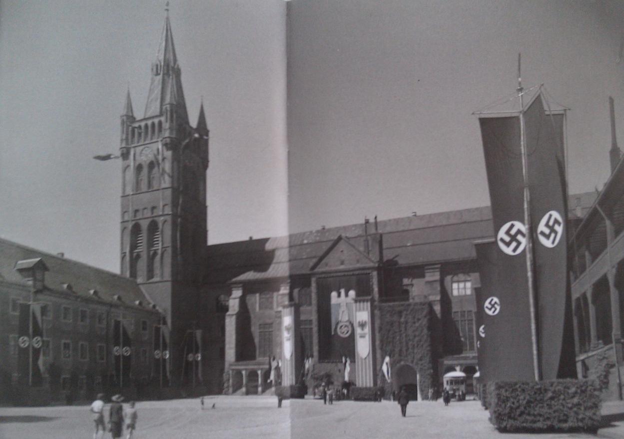 Название: 1938 - двор Королевского замка.jpg
Просмотров: 769
Размер: 92.9 Кб